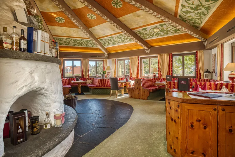 Restaurantraum mit Holzvertäfelung und eingedeckten Tischen