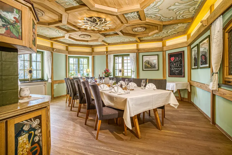 Speisesaal mit bemalter Holzdecke
