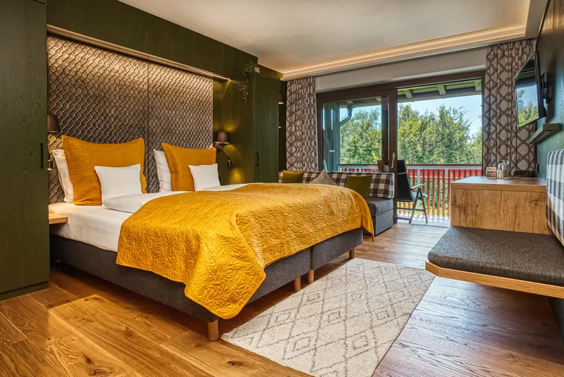 Hotelzimmer mit gelben Akzenten und Panoramafenster