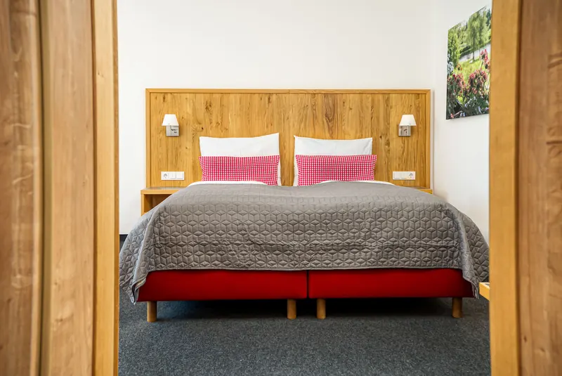 Hotelzimmer mit gepolstertem Kopfteil